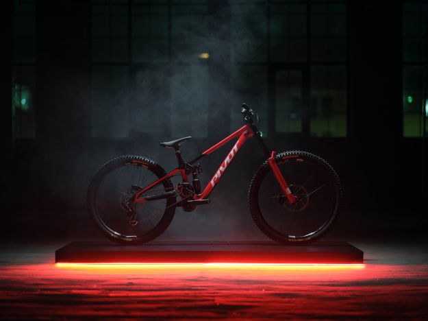 Picture of Pivot Phoenix Team XX Electric Red Special Edtion DH Bike